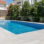 Rose Garden House Кремасти